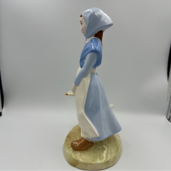 Vintage 1975 Duncan Ceramics Production Inc. Farm Girl With Goose - Picture 3 of 10